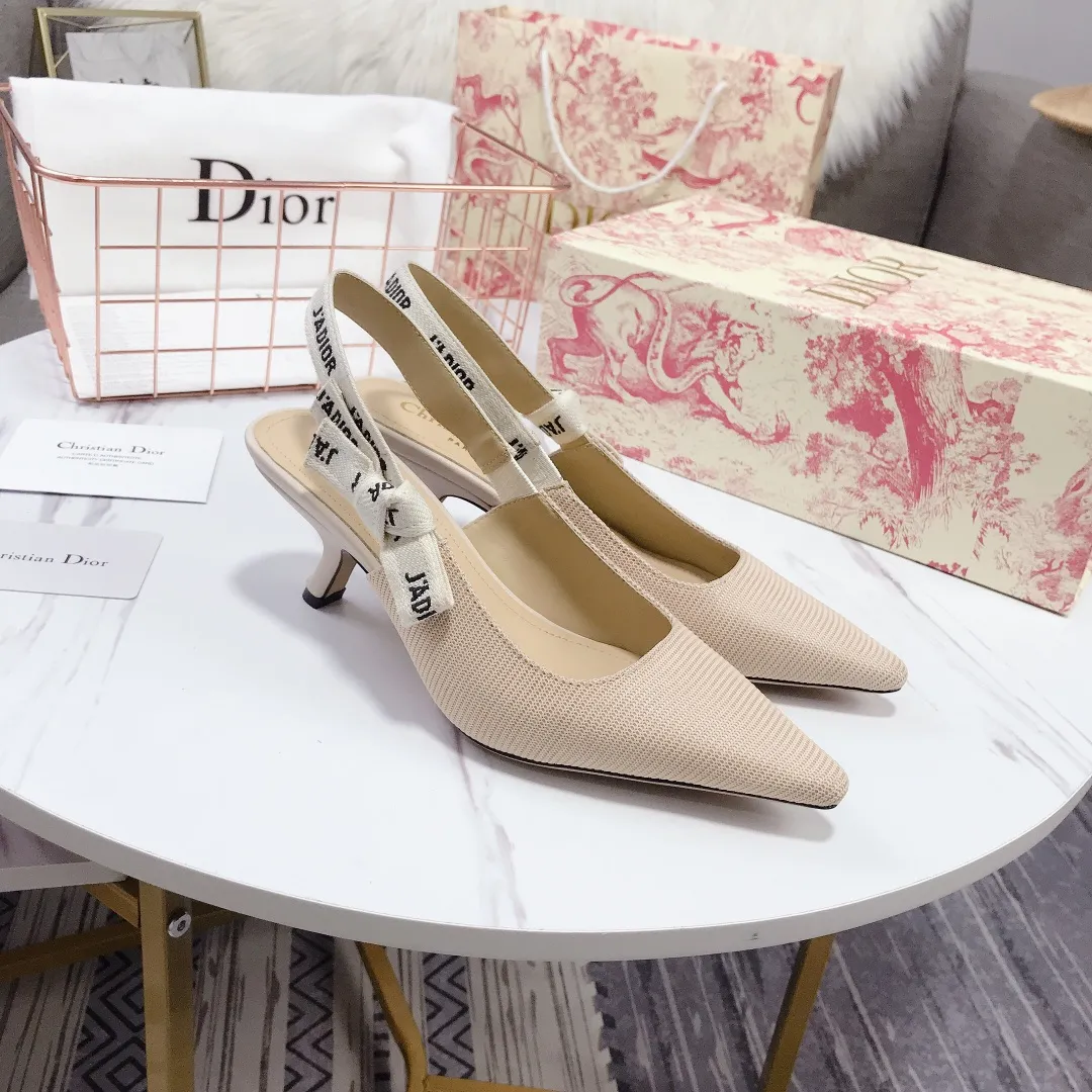 👟👟Ex-factory price 480👟👟 Women's shoes, women's clothing, special material👟👟Ex-factory price 400👠👠✨ ✨ Dior's popular sandals are new🔥 🔥 The same style of the year's most popular Internet celebrities and celebrities💁 💁. The fabric is imported; calf patent leather (special material), the lining and feet are made of calf leather lining🐑. Original molded heel, heel height 10Cm 6.5cm💘 flat bottom 1.5cm, original molded metal outsole with five-pointed star LOGO mark✨. Original bow, 💅 Italian leather outsole. 👄💋 Full set of packaging (clamshell box, cloth bag, card, invoice, one-to-one wrapping paper) 34 40 41 customized